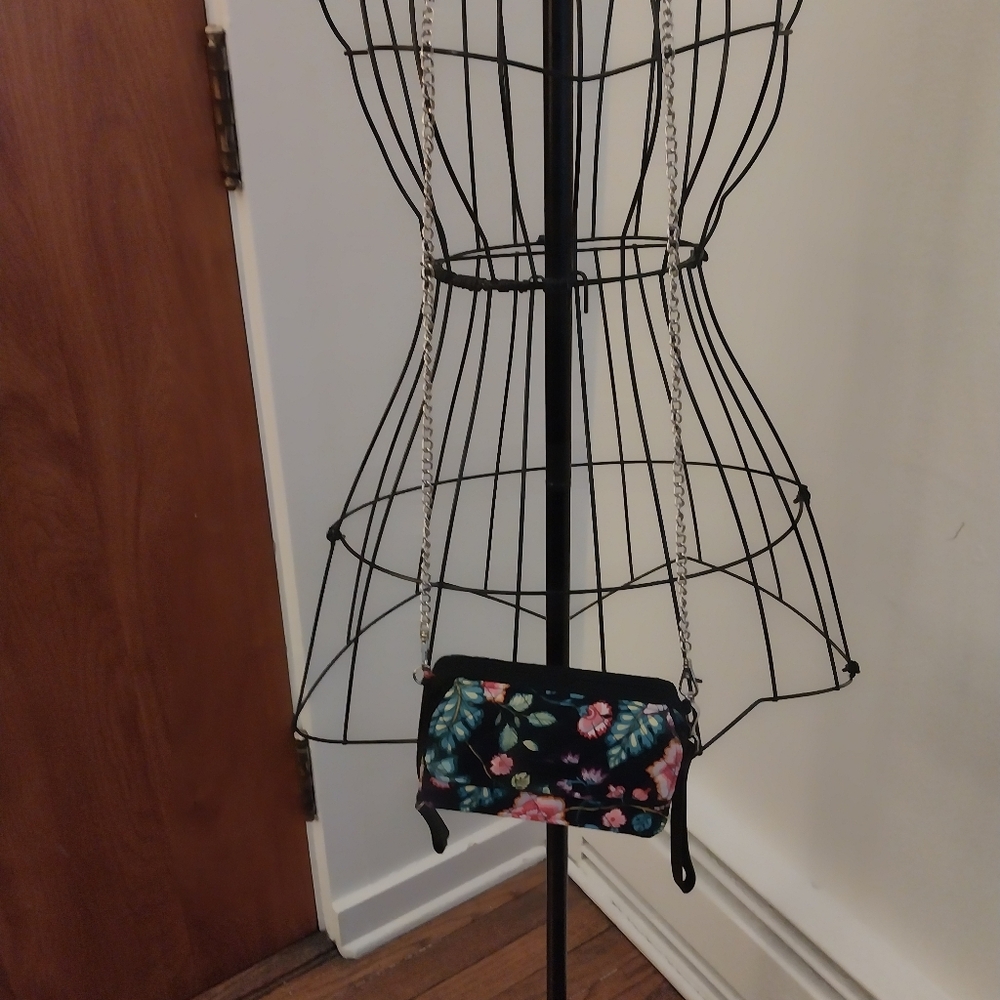 Vera Bradley NWOT Floral Black Crossbody Bag Excellent Condition